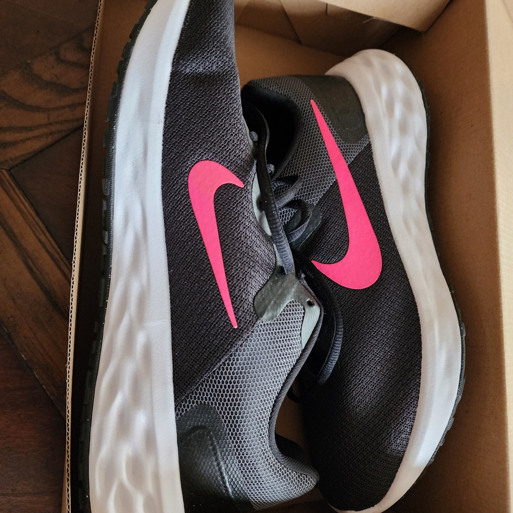 Nike Women's Black and Pink Running Shoes